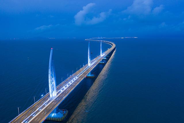 广东珠海港珠澳大桥海豚三塔夜景美如画