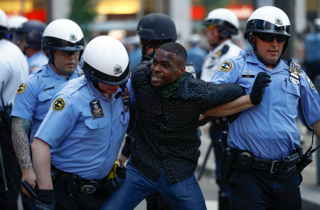 30日，美国费城警察逮捕黑人示威者。