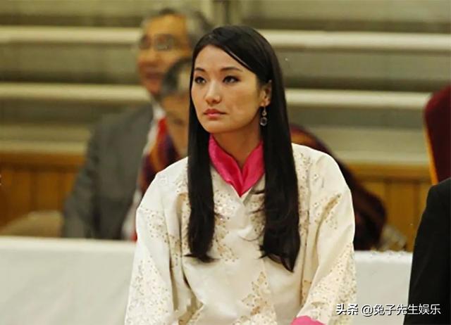 吉增·佩玛王后脸上透出淡淡的忧伤,她把头扭向一边,等不到丈夫的示好