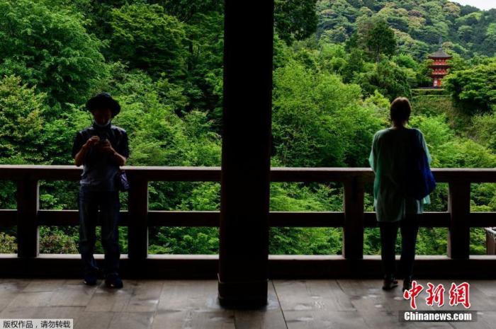 当地时间5月22日，位于日本京都的清水寺迎来游客。5月21日，日本首相安倍晋三宣布解除关西地区大阪府、京都府和兵库县三地的紧急状态。