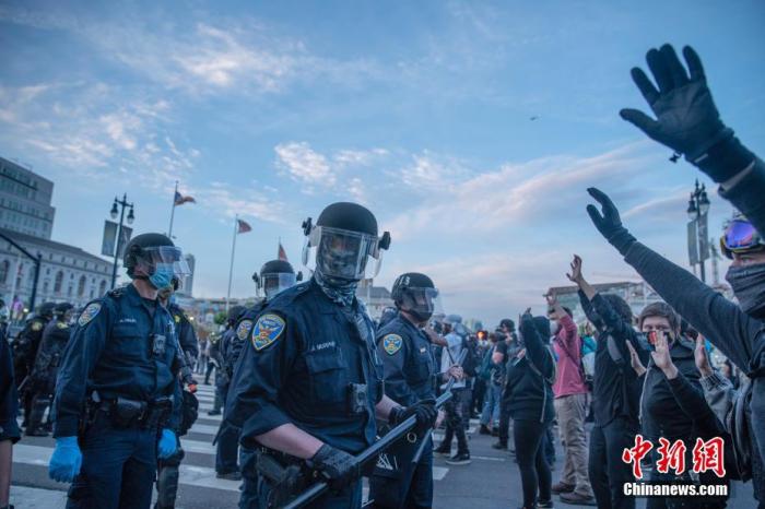 当地时间5月31日晚8时许，警方开始驱逐抗议者。美国旧金山市政府31日宣布，从当晚8点至次日凌晨5点，旧金山将实行严格的宵禁。