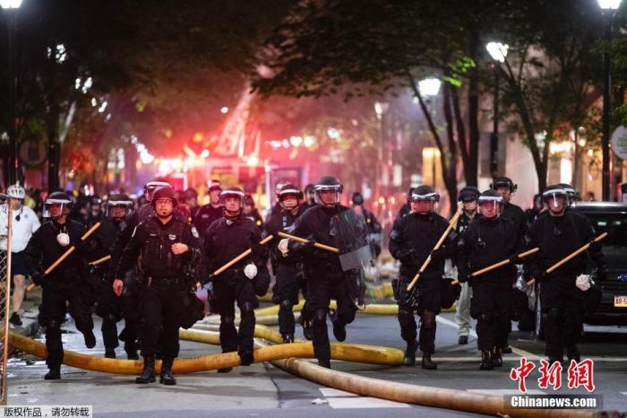 当地时间5月30日,美国费城的抗议运动中,警察走上街头维护治安。