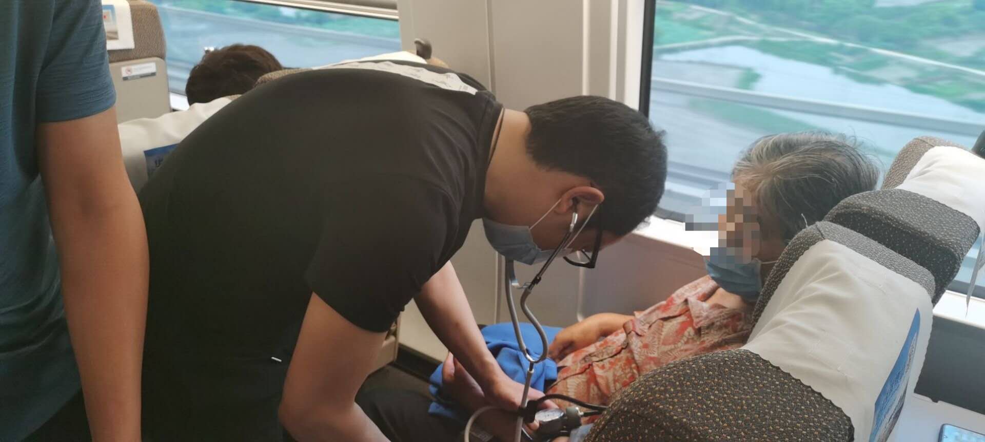  5月24日，贵阳开往南京的高铁上，70岁的老人突发疾病，龙道勇医生前往救治。 受访者供图