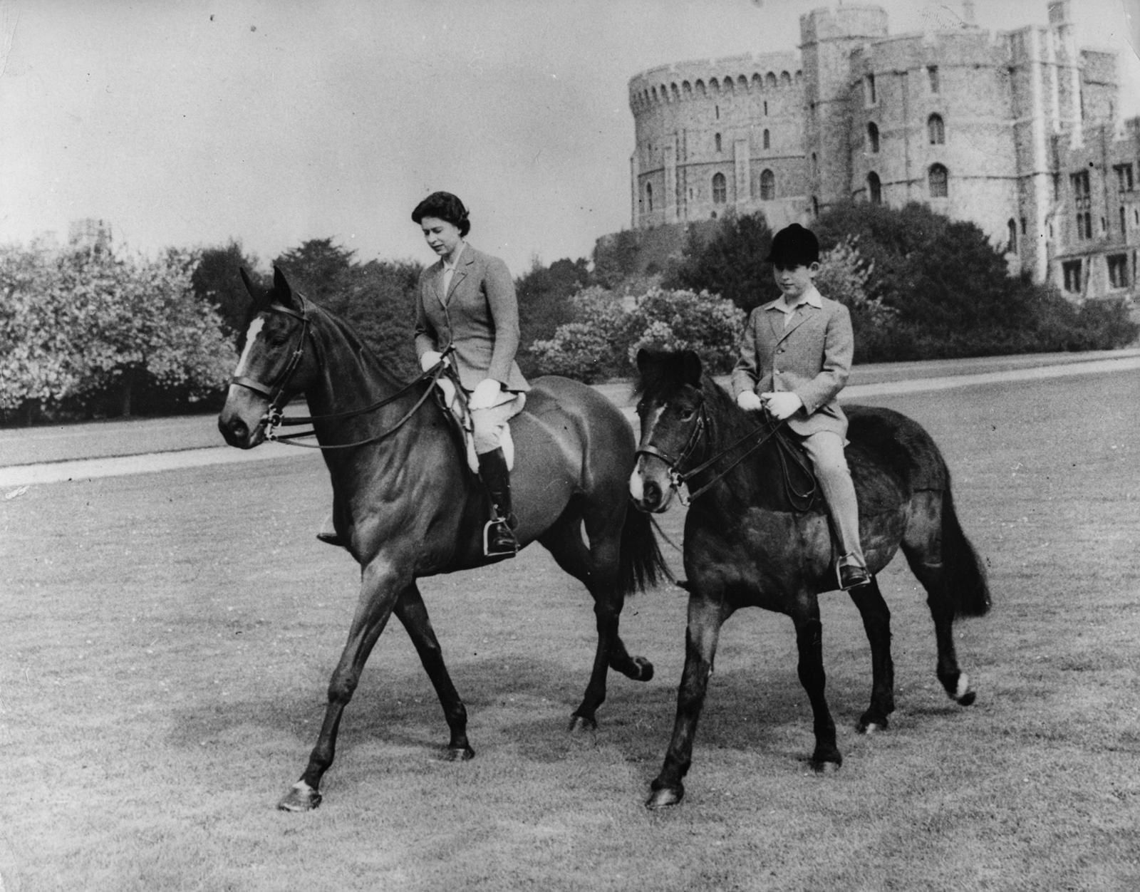 女王年轻时的骑马照。图片来自英国王室官方推特