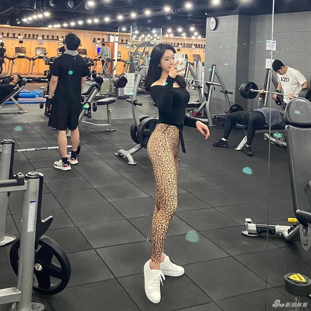 健身美女苦练打造s型曲线身材,标准翘臀小蛮腰!