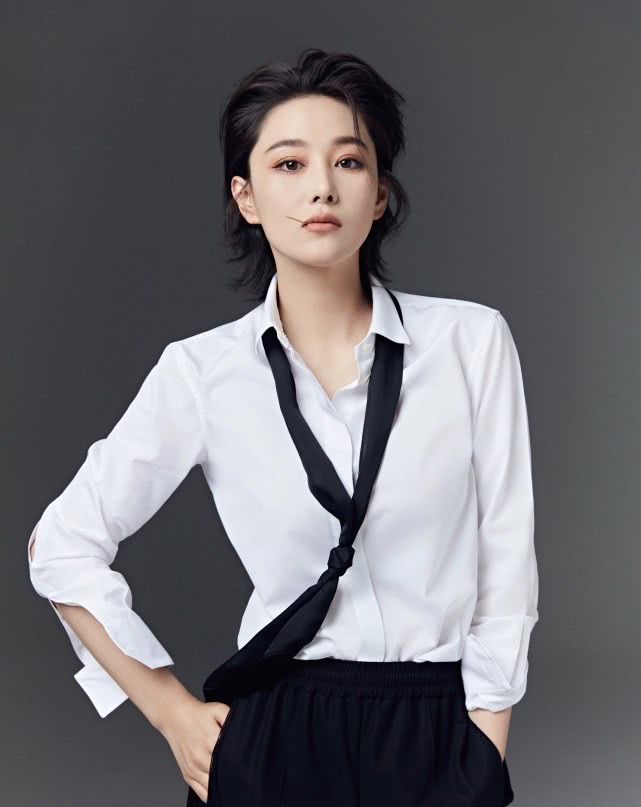 也证明了张馨予本人有多么的美貌,很少会有人正脸和侧脸都是一样的美