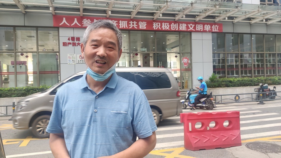 6月1日，彭银华的父亲等候在医院妇产科大楼外等待。澎湃新闻记者 郑朝渊 图