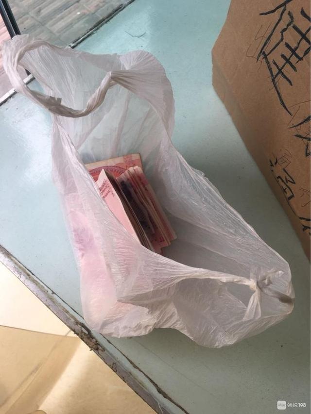"崧厦一大姐捡到一个塑料袋,打开一看里面竟然都是钱!