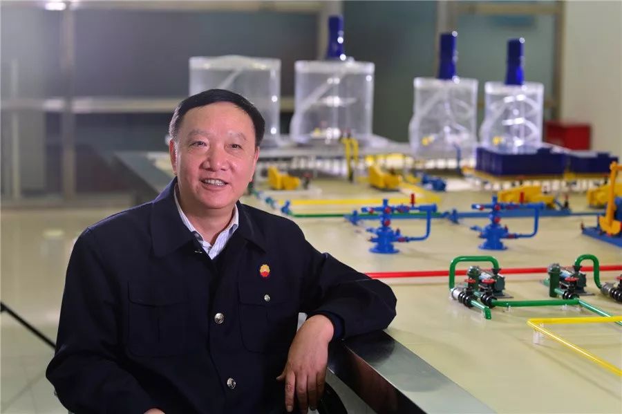 程杰成在三元驱配注站模型前.王赫楠 摄