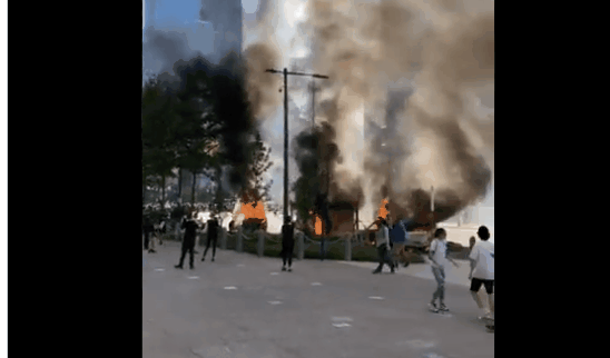  市中心多辆警车点燃，示威者还试图闯入市政厅 图自推特@PMBreakingNews