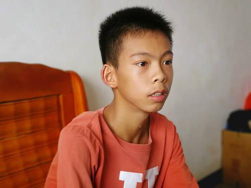 【粤直击】云浮独臂男孩单手托起篮球梦,技术燃爆"朋友圈"