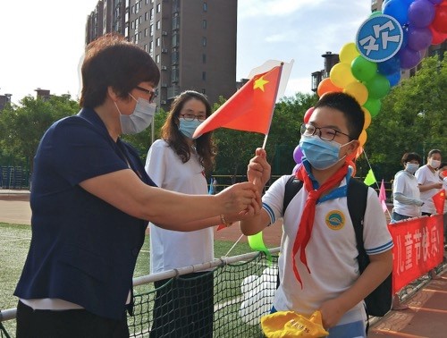 顺义光明小学的学生穿过彩虹门返校。 于立金 供图