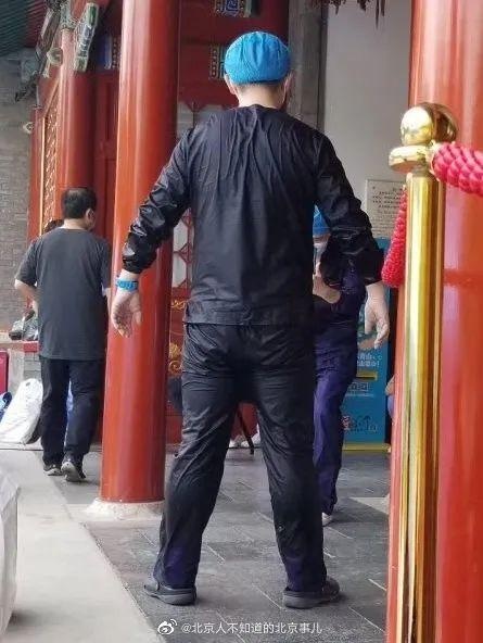 脚踩冰块工作,他们说"有点凉气了"