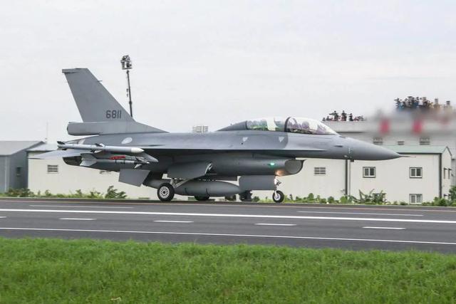 同为单发战斗机,歼10与f16比拼谁最强?美媒分析给出答案