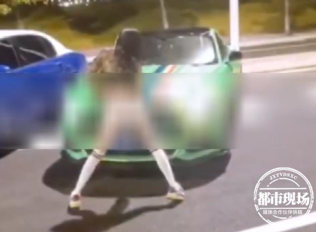 多名女子衣着暴露,马路上大跳艳舞,网友惊呼:"辣眼睛"