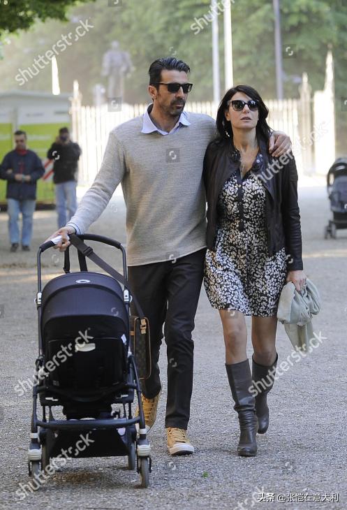 c罗告知尤文:再不踢中锋!布冯女友批判:别让你家属谈足球