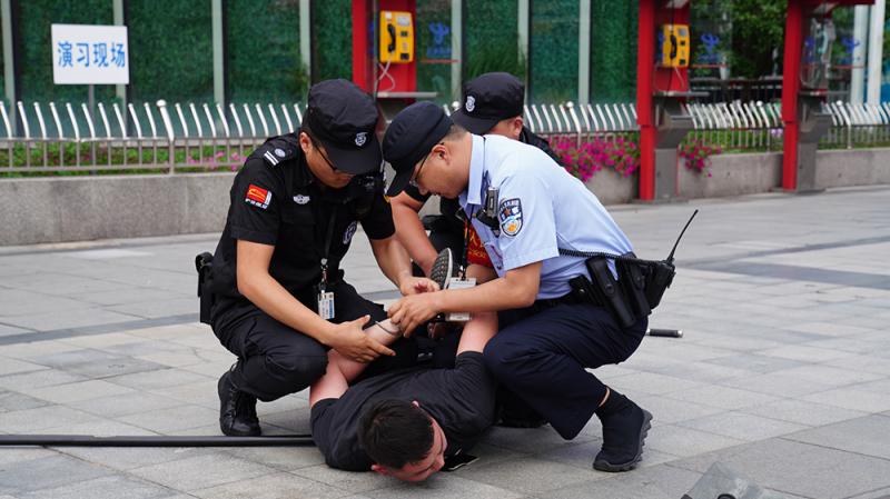 后,民警配合反恐最小作战单元成功对其进行控制,搜身上铐后带离现场