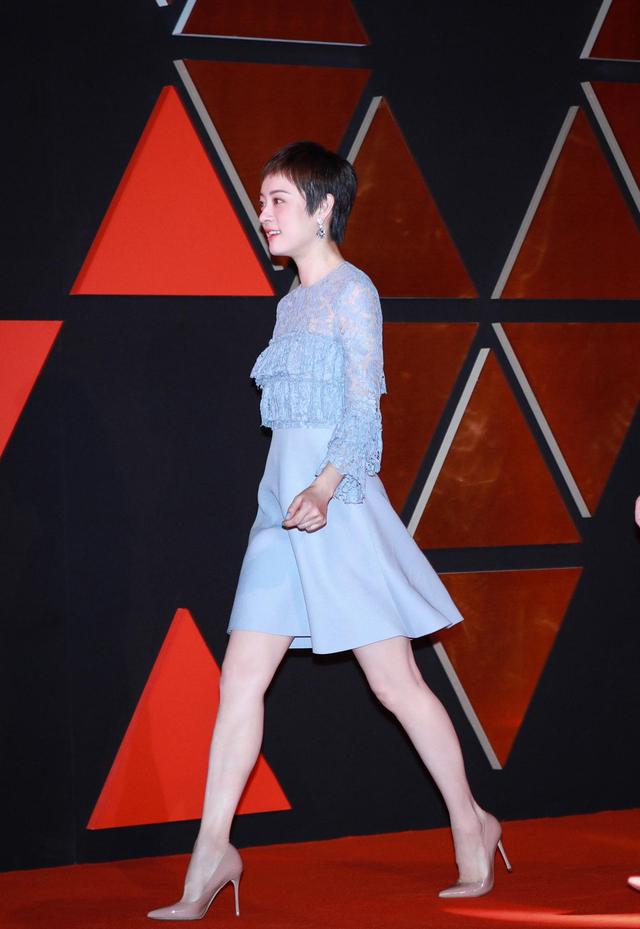 孙俪终于高调一回穿蕾丝衫配高腰裙温婉动人短发也很有女人味