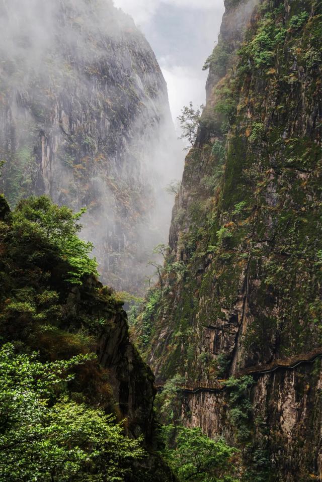 高山流水石门关 断崖峡谷异境开天