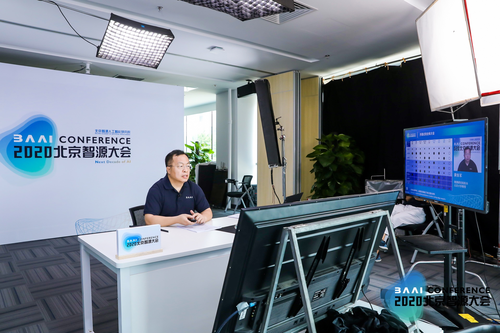 北大教授黄铁军:AI抗疫可兼顾精准防控和隐私保护插图 北京智源研究院院长,北京大学教授黄铁军。