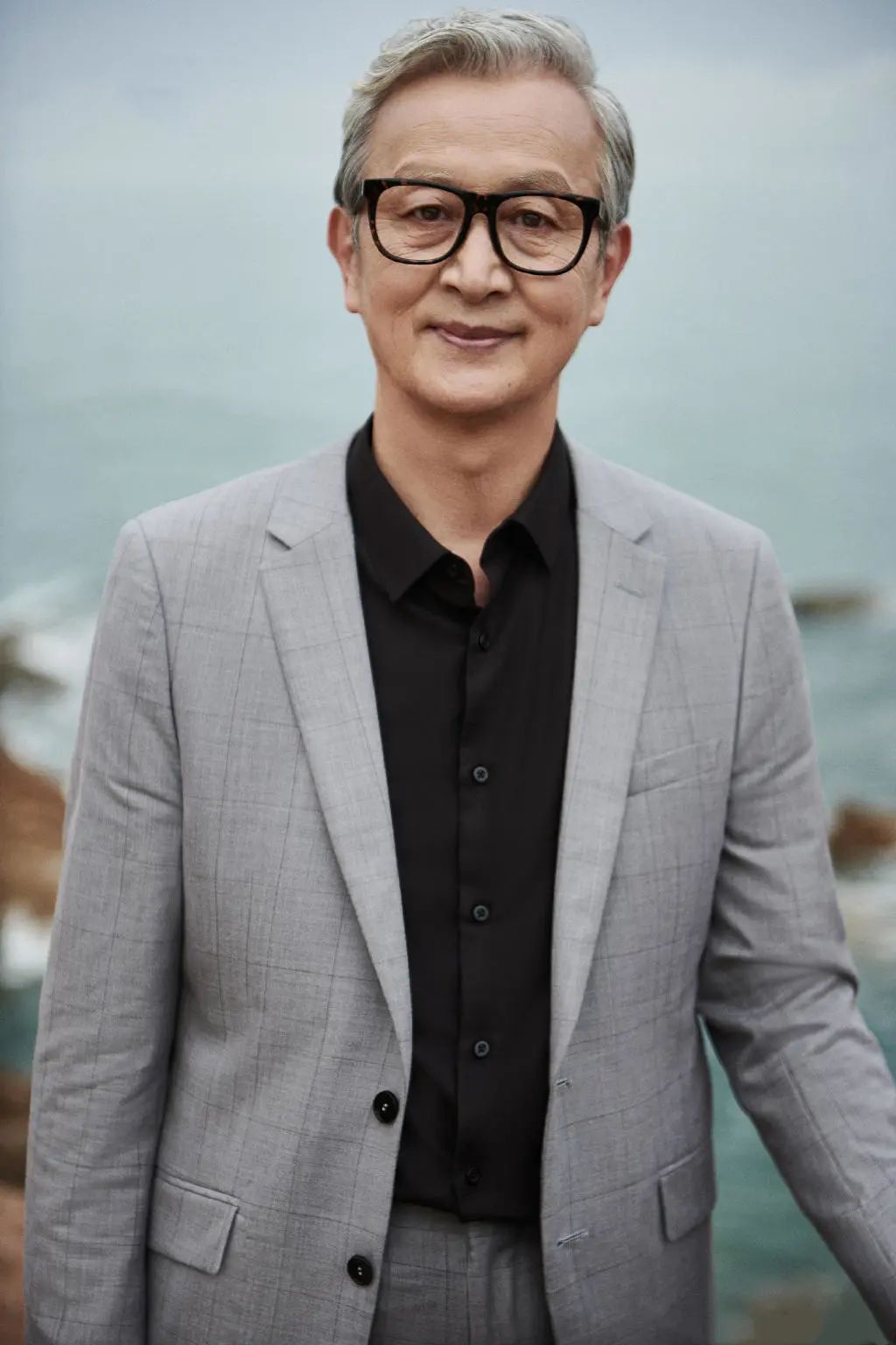 75岁北海爷爷走红网络,减龄穿搭连儿子都羡慕,谁说只能穿老头衫