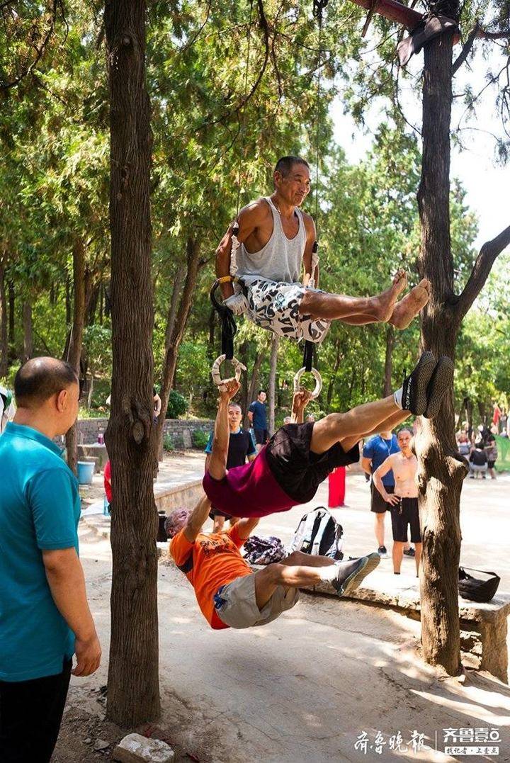 健身达人上演高难度动作吊串串