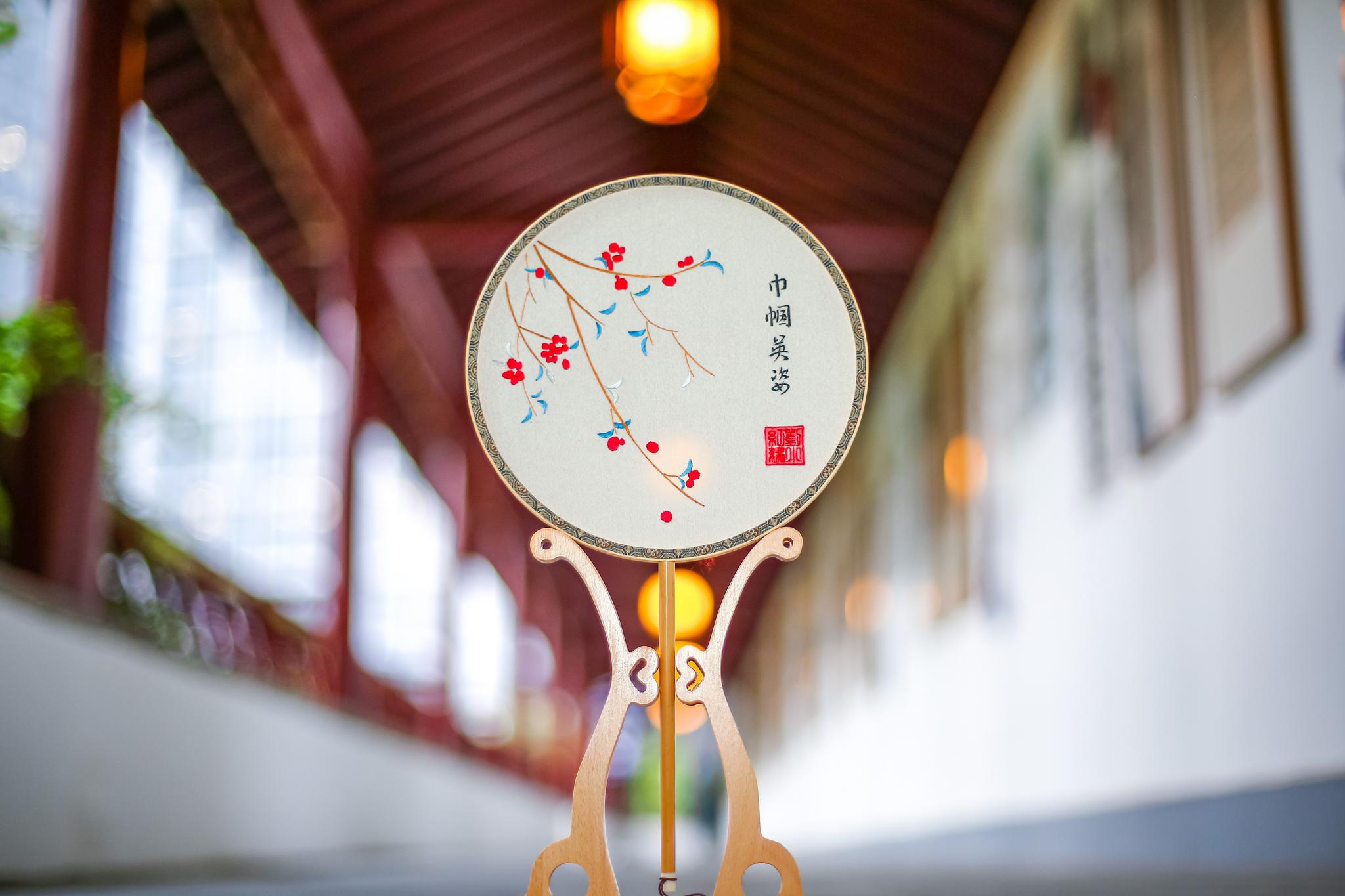 湖北省级非遗"大冶刺绣"传承人刘小红赠团扇予"江苏女神"黄英姿