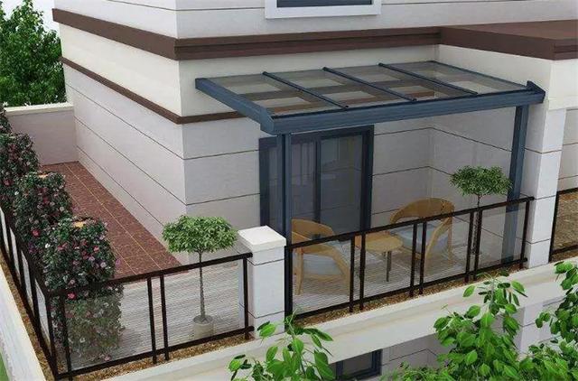 国外的阳台从不考虑封起来?夏天只拉薄薄一层防晒网,隔热又通风