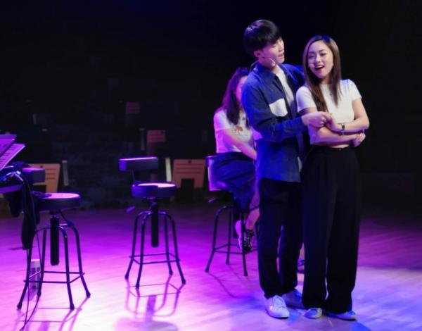 休演了大半年的音乐剧演员们在每周休演日搞起了直播