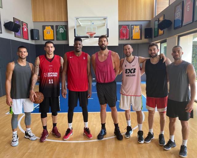 西班牙球员mike torres cuevas在社交媒体晒出和马克-加索尔的训练