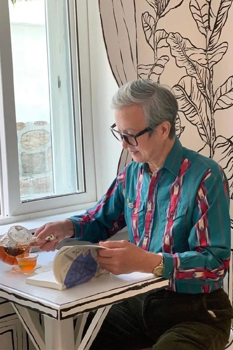 75岁北海爷爷走红网络,减龄穿搭连儿子都羡慕,谁说只能穿老头衫