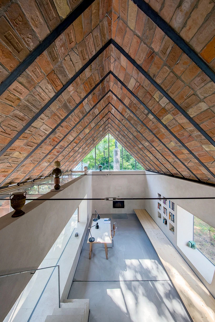 裸露砖砌天花下的禅意小屋