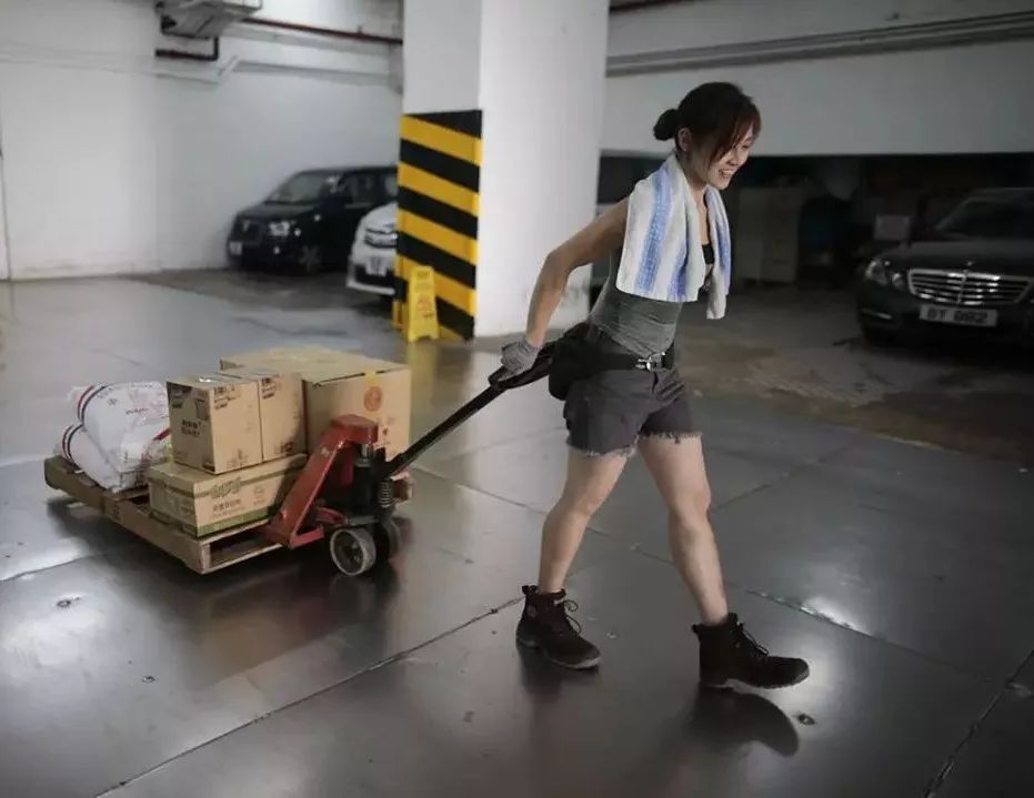 香港最美搬运工拉货十年手臂肌肉尽显从一夜爆红到被质疑如今怎么样了