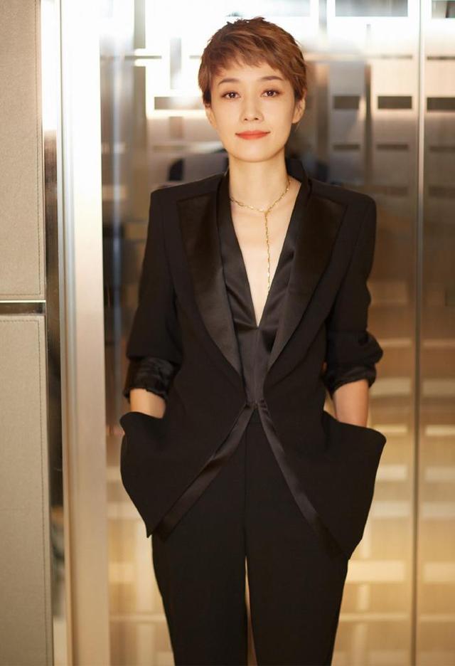 穿丝绒西装扎低马尾,气质比短发时更温柔了