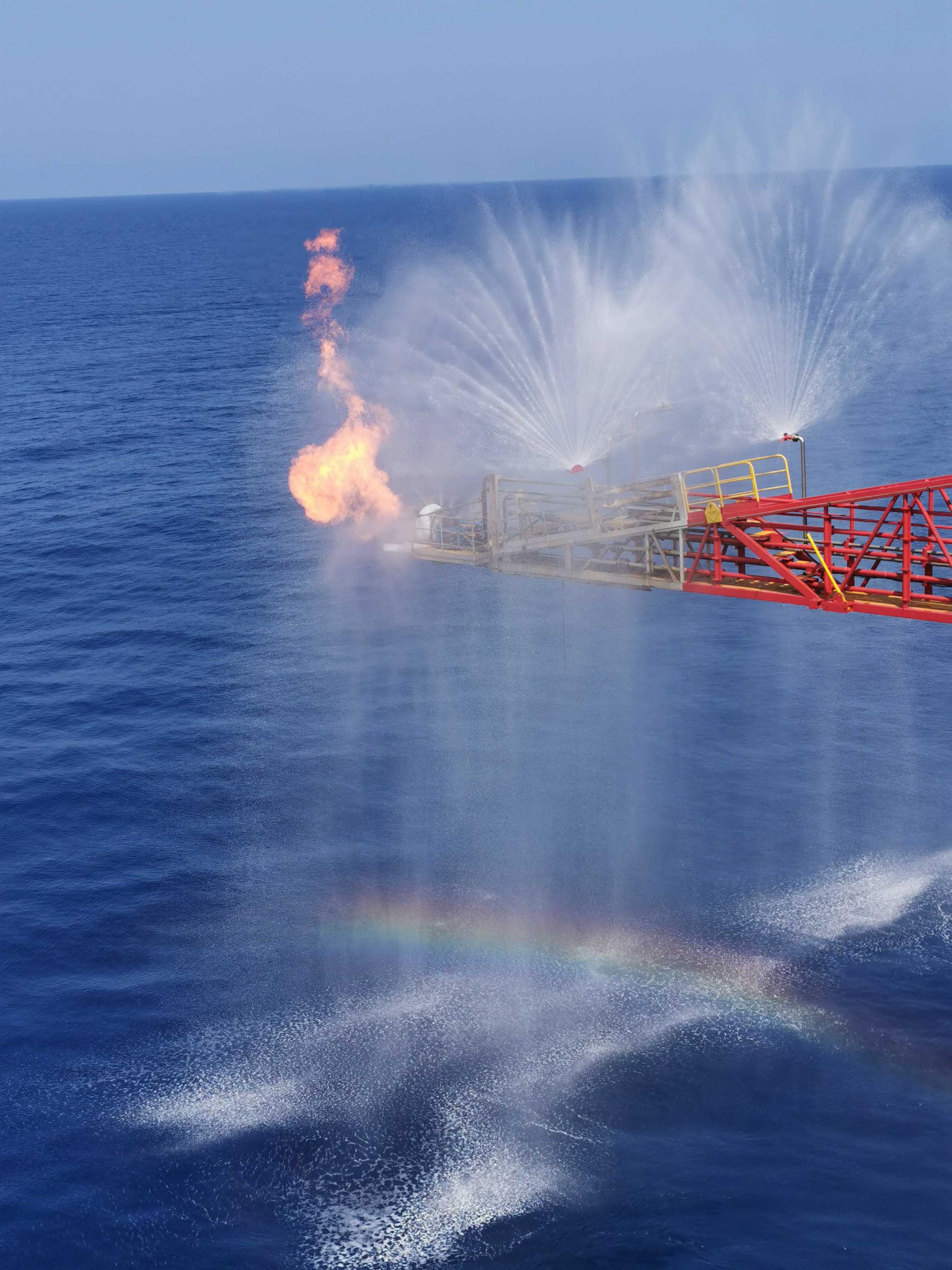 2017年5月10日,神狐海域可燃冰试采点火成功.