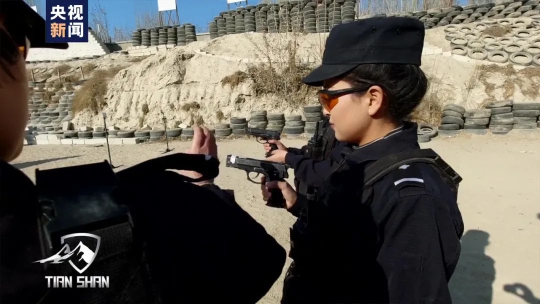 女警察被恐怖分子图片