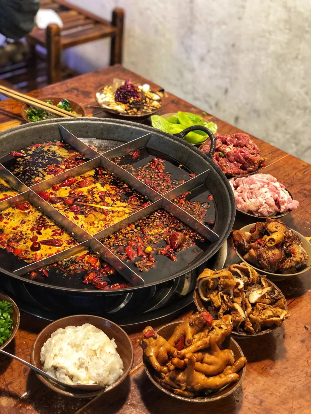 8人开着空调吃火锅,吃着吃着,竟全部晕倒了