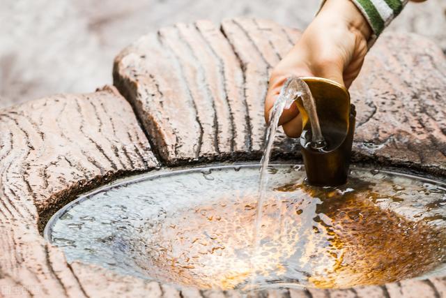 【原形态】为未受污染的天然井泉中新汲水或矿泉水.