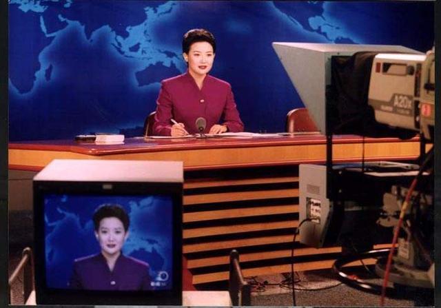 直播节目,内容以焦点新闻播报为主,新闻评论和娱乐性新闻为辅,由耿萨