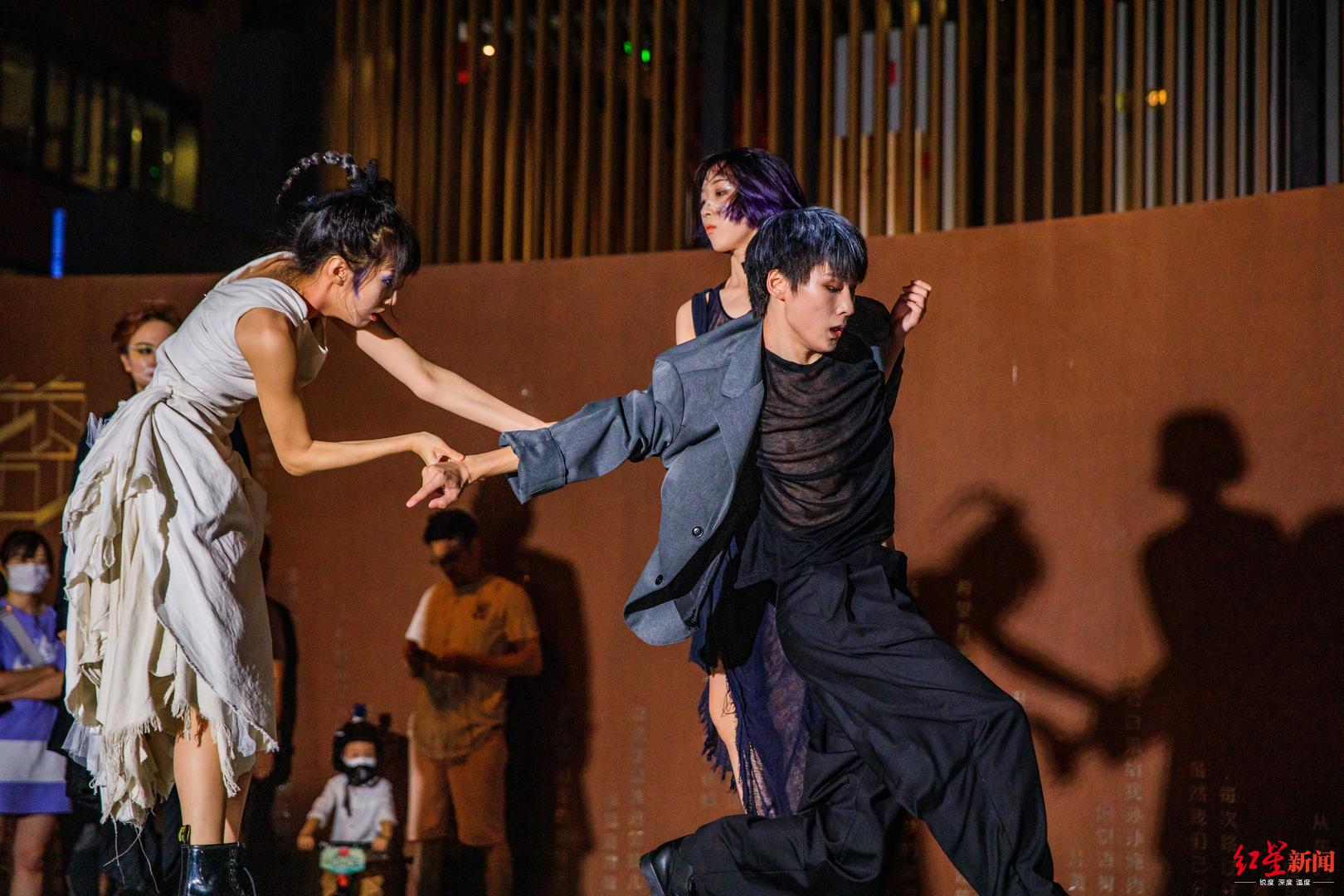 搞事情成都偷心将整个猛追湾变成了浸没剧场