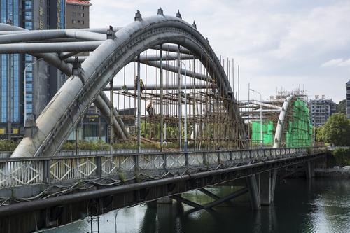 资兴市鲤鱼江大桥跨河主桥维修工程加紧施工