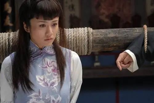 2001年,刘芸主演个人首部电视剧《三重门》,在剧中饰演"沈溪儿"一角