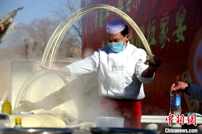 图为青海省海东市的拉面师傅拉拉面.(资料图) 钟欣 摄