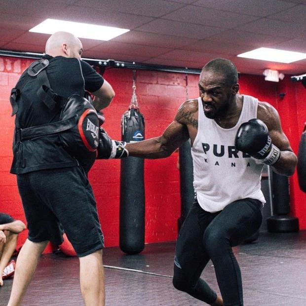 ufc骨头琼斯喊话泰森:敢来八角笼吗?保证不打伤你