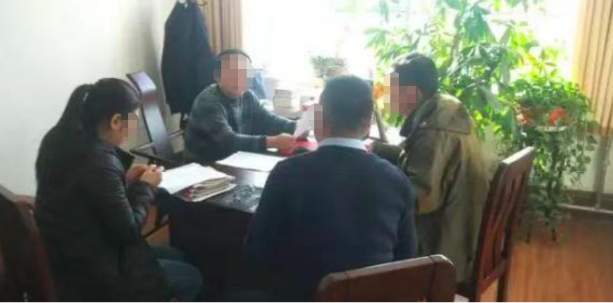 山东齐河县纪委一常委在东莞办案遇害:女儿即将高考插图(3) ▲关某在研讨课工作。图据《德州日报》