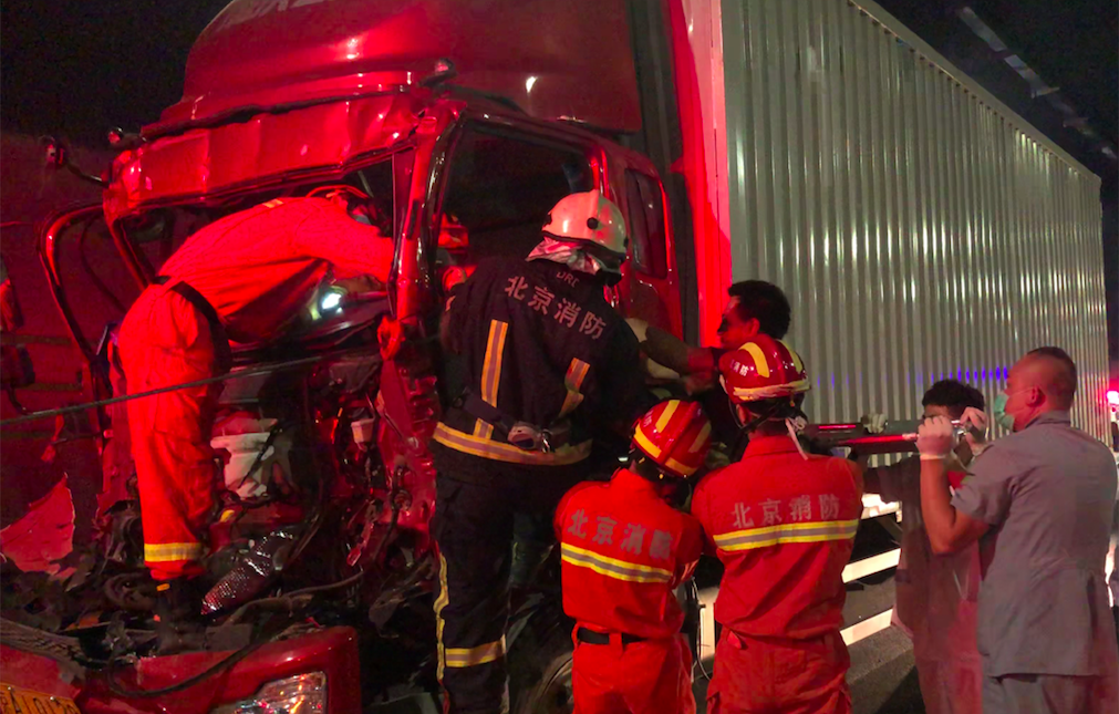今晨白羊城峪隧道两大车追尾,消防员15分钟救出被困司机