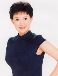 她是央视知名女主播,年近50至今未结婚,独享一个人