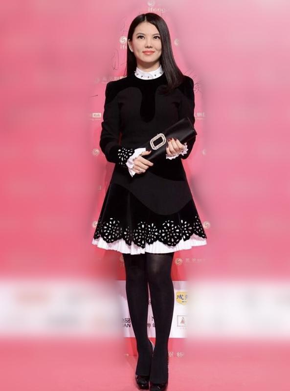 李湘起码瘦了2个码,穿小黑裙配丝袜亮相,配黑长直看她只有90斤