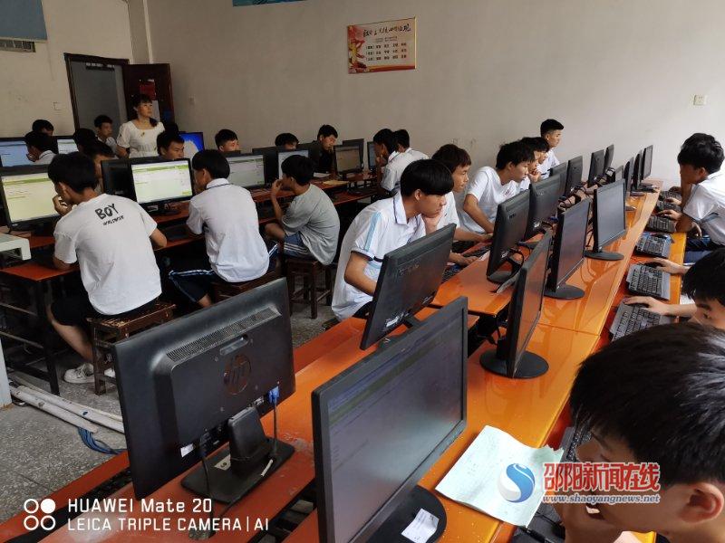 绥宁县职业中专高二年级学生参加公共基础课普测