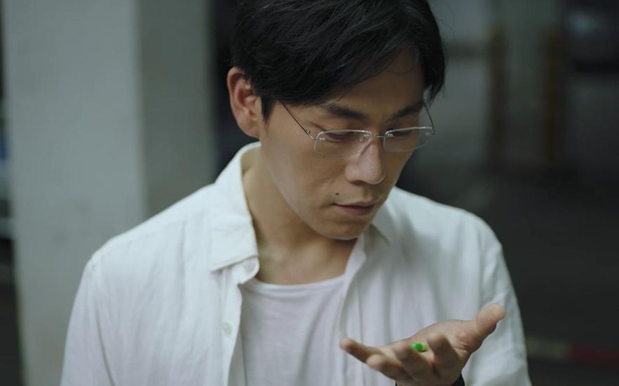 在《隐秘》开篇两分钟,秦昊[微博]饰演的张东升就把岳父岳母推下山崖